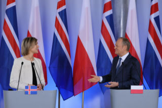 Tusk wyciągnął z marynarki prezent dla premier Islandii. Mój ojciec je uwielbia