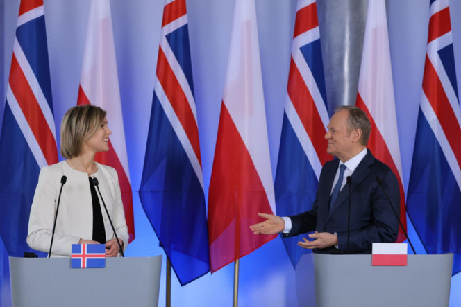 Tusk wyciągnął z marynarki prezent dla premier Islandii. "Mój ojciec je uwielbia"