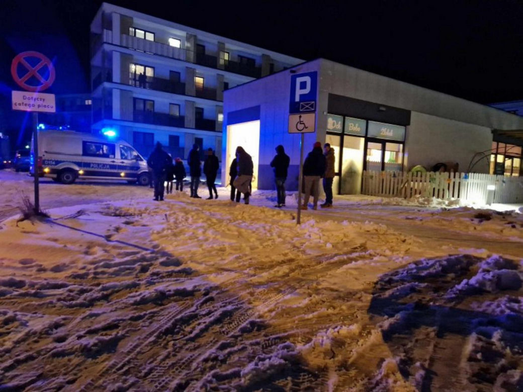 Porsche wjechało do żłobka. Kierująca pomyliła gaz z hamulcem
