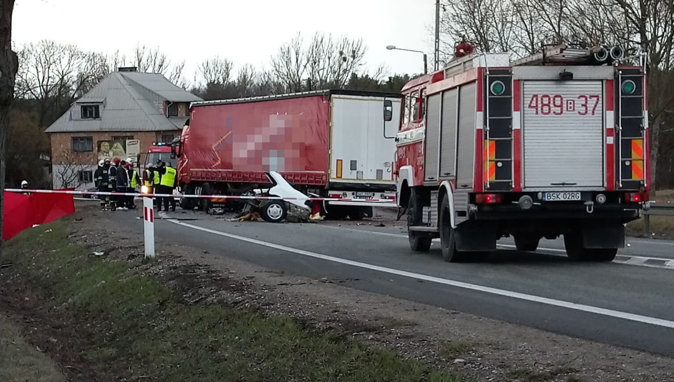 DK 8. Poświętne. Mercedes zderzył się czołowo z ciężarówką [ZDJĘCIA]
