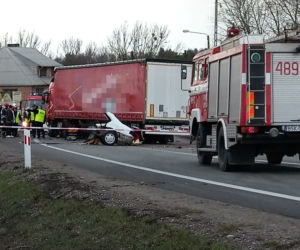 DK 8. Poświętne. Mercedes zderzył się czołowo z ciężarówką [ZDJĘCIA]