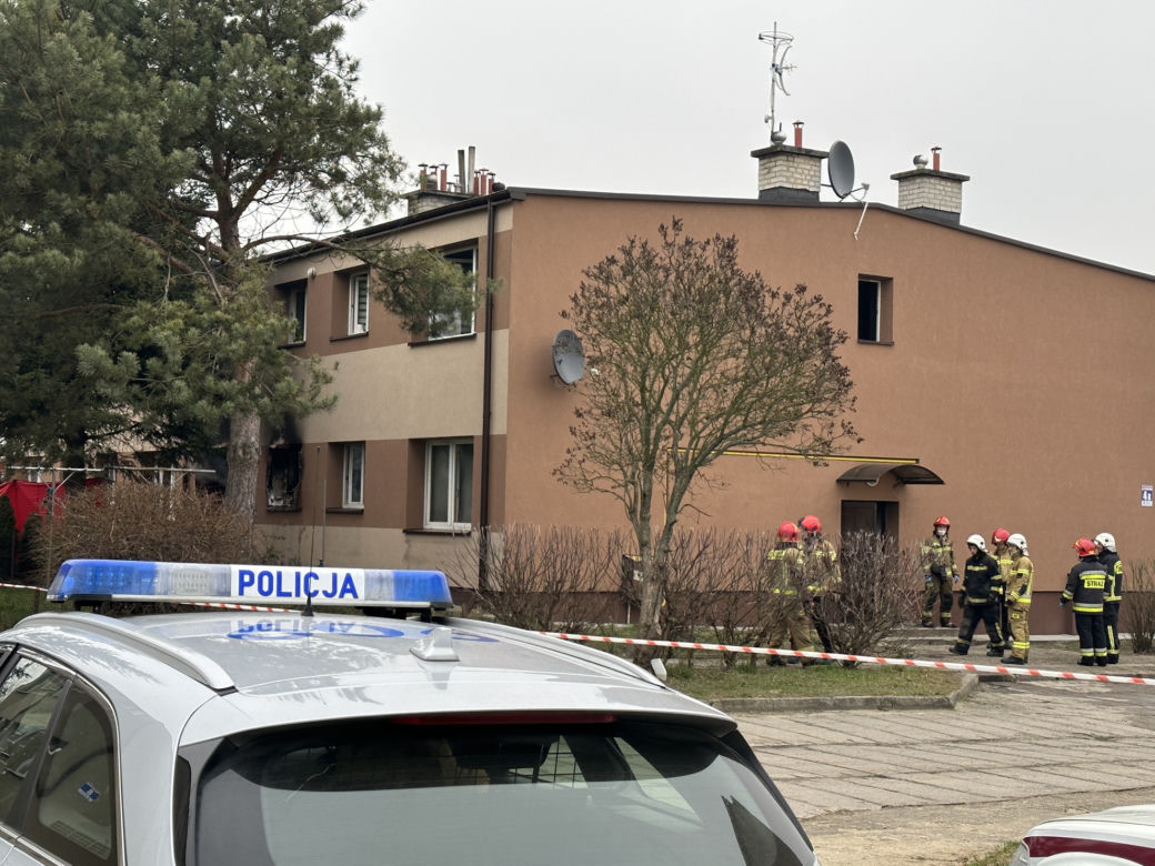 Tragiczny pożar w Nasielsku. Jęzory ognia buchały z okien mieszkania na parterze. Strażacy znaleźli w lokalu zwęglone zwłoki