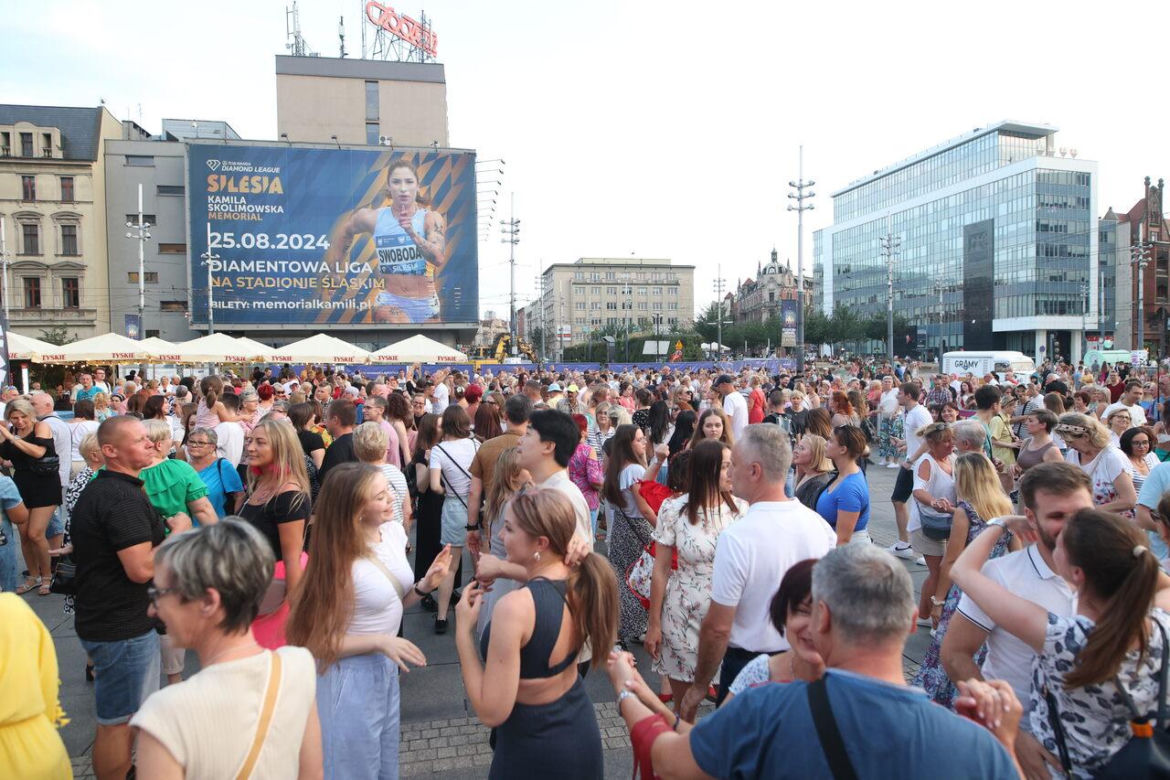 Potańcówka pod Teatrem Śląskim w Katowicach. Tłumy wręcz oszalały ZDJĘCIA