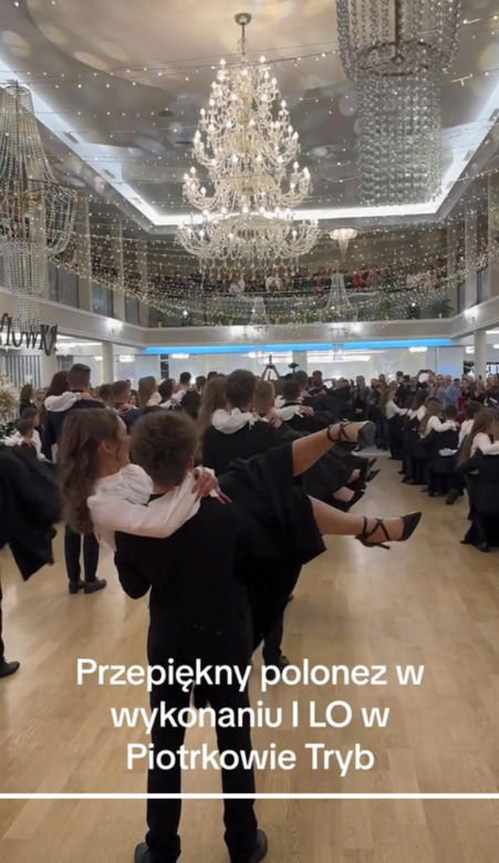 To nagranie ze studniówki zachwyca! Polonez  jak z innych czasów.  Białe bluzki, czarne spódnice