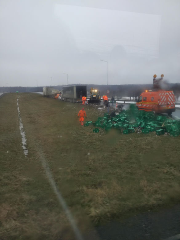 Utrudnienia na A4. Na jezdnię rozsypały się skrzynki z piwem [ZDJĘCIA]