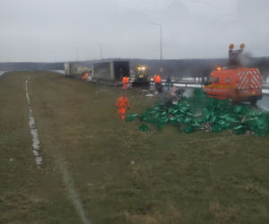 Utrudnienia na A4. Na jezdnię rozsypały się skrzynki z piwem [ZDJĘCIA]