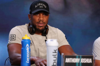 Anthony Joshua siłował się z prawdziwą bestią. Zwierzę, o którym mogliście nie mieć pojęcia. Zdjęcia przyprawiają o ciarki