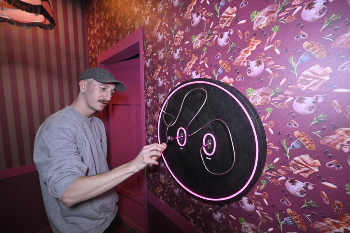 Reporterzy "Super Expressu" zamienili się w świnie. To pierwsze takie miejsce w Polsce. Nietypowy escape room w Warszawie