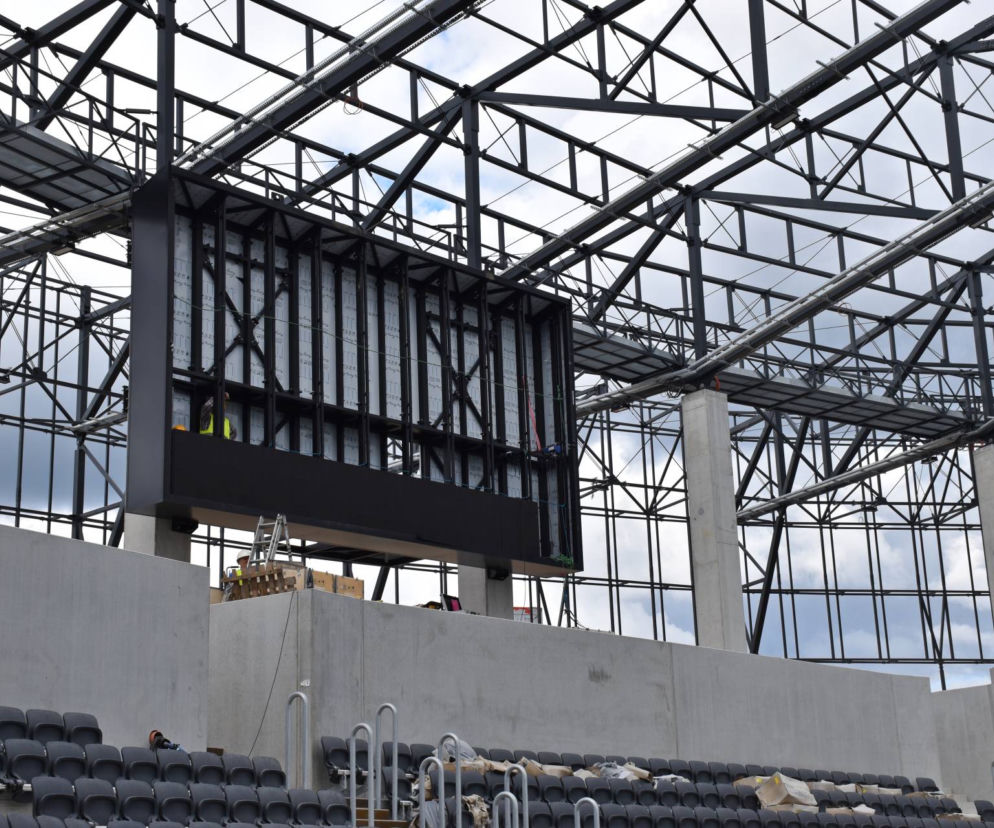 Montaż ekranów LED na szczecińskim stadionie