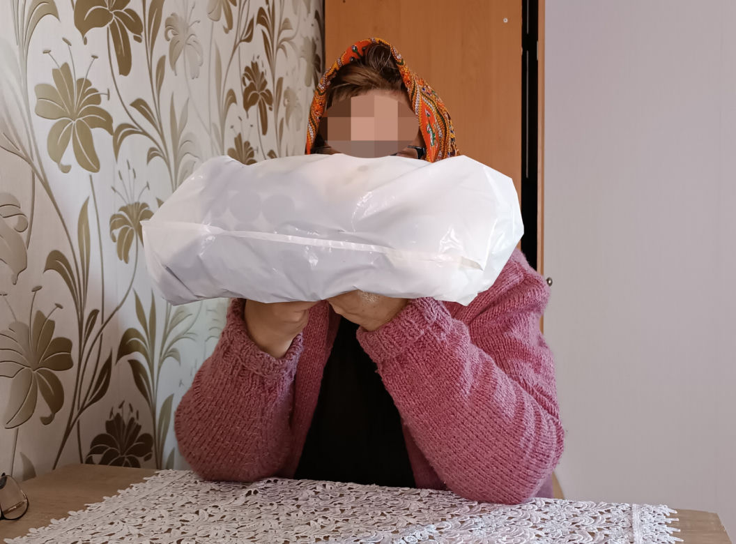 Uwierzyła oszustom, straciła oszczędności życia. Seniorka spakowała pieniądze w reklamówkę i wywiesiła je za drzwiami mieszkania