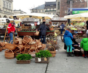 Na krakowskim Rynku trwają Targi Wielkanocne. Jeszcze zdążycie je odwiedzić! [GALERIA ZDJĘĆ]
