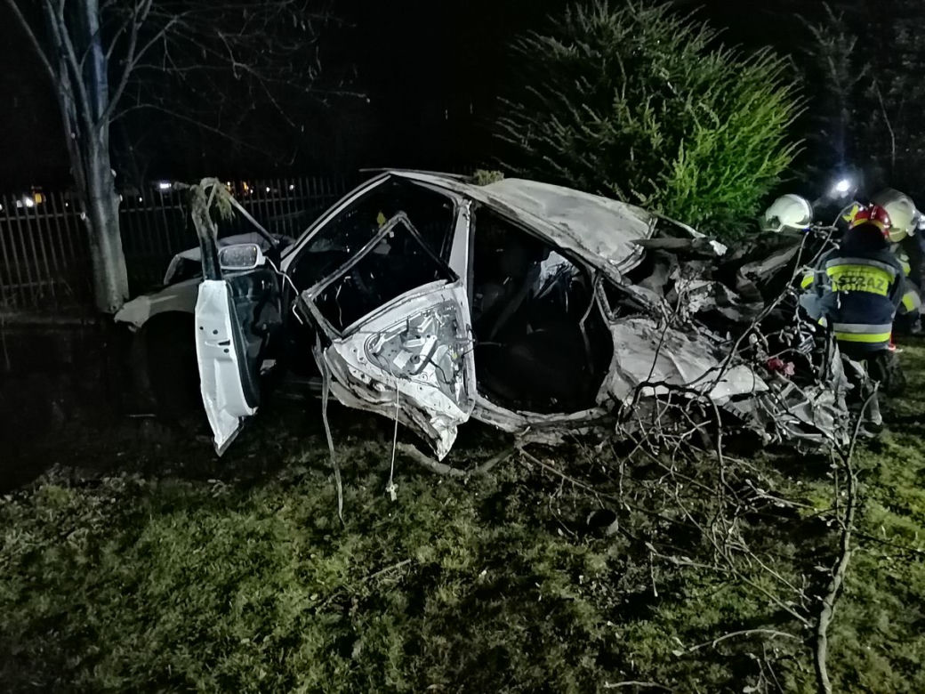 POWAŻNY WYPADEK w Nawojowej. Z samochodu  niewiele zostało. TRZY OSOBY w szpitalu