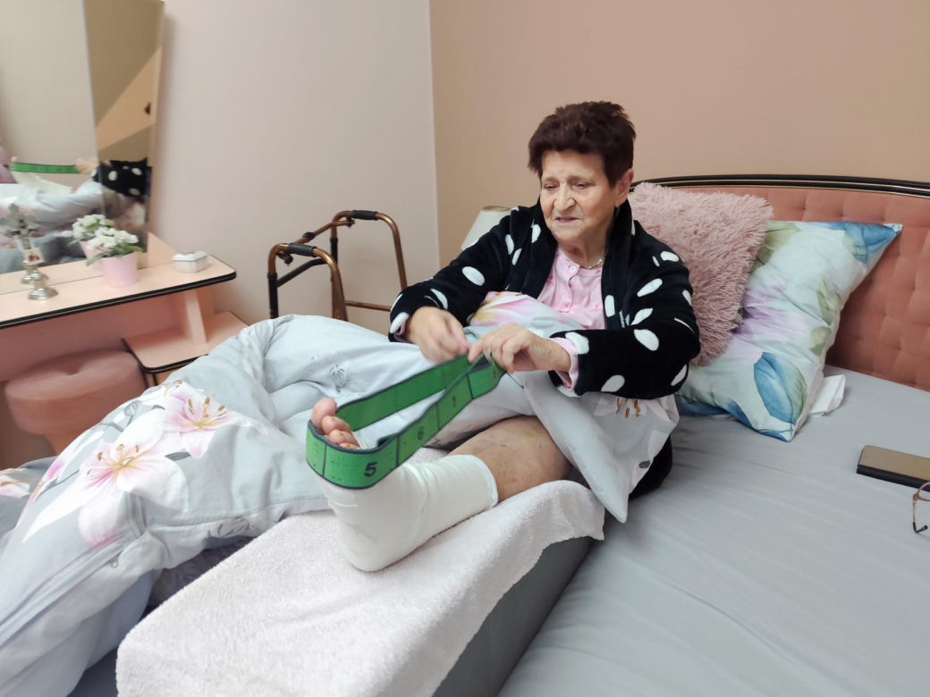 Dramat pod Krakowem. Seniorka czołgała się po jezdni, minęło ją kilkanaście samochodów