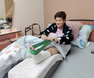 Dramat pod Krakowem. Seniorka czołgała się po jezdni, minęło ją kilkanaście samochodów