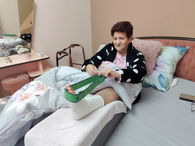 Dramat pod Krakowem. Seniorka czołgała się po jezdni, minęło ją kilkanaście samochodów