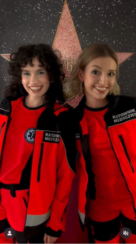 Na sygnale na planie. Britney (Paulina Zwierz), Róża Potocka (Adrianna Jagiełło)