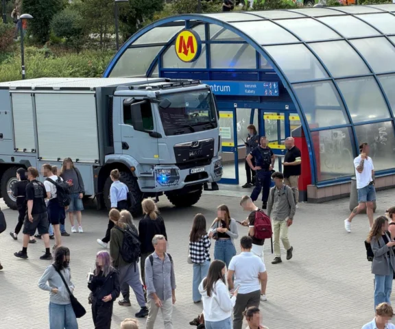 Wrzucił plecak na torowisko i uciekł. Po akcji w metrze policja zatrzymała mężczyznę