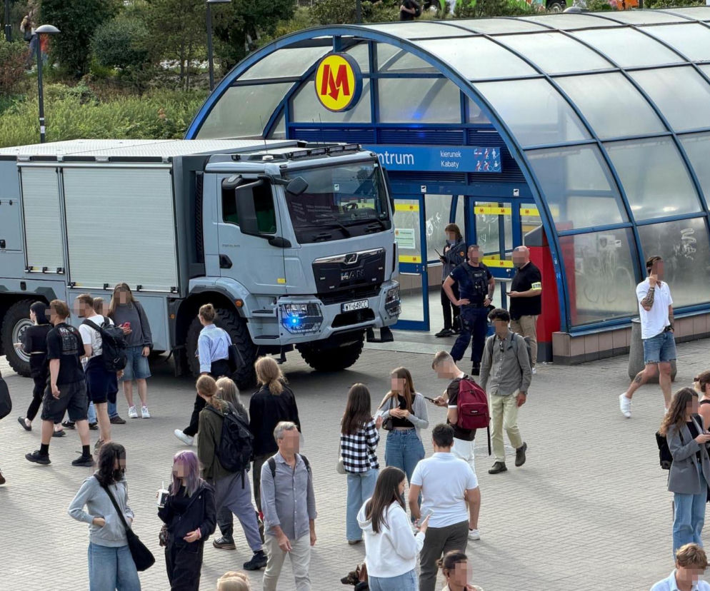 Wrzucił plecak na torowisko i uciekł. Po akcji w metrze policja zatrzymała mężczyznę