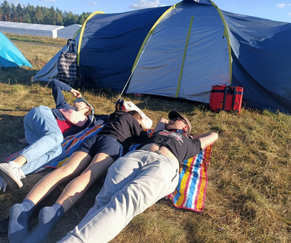 Uczestnicy odpoczywają przed namiotem na Pol’and’Rock Festival. O zasadach na polu namiotowym przeczytasz na EskaRock.