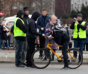 Wepchnęli Piotra pod autobus z zemsty. Tragedia w Pabianicach