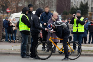 Wepchnęli Piotra pod autobus z zemsty. Tragedia w Pabianicach