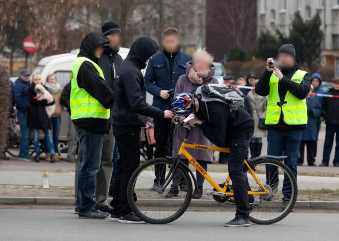 Wepchnęli Piotra pod autobus z zemsty. Tragedia w Pabianicach