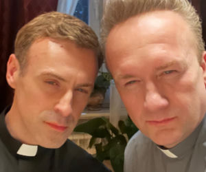 Ranczo 11 sezon. Ksiądz Robert (Bartek Kasprzykowski), ksiądz Maciej (Mateusz Rusin)