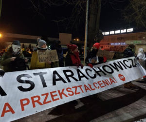 Kaczyński w Starachowicach. Pod kościołem okrzyki Wynocha; Wolna Polska