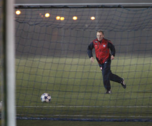 Donald Tusk gra w piłkę