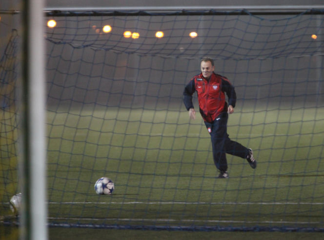 Donald Tusk gra w piłkę