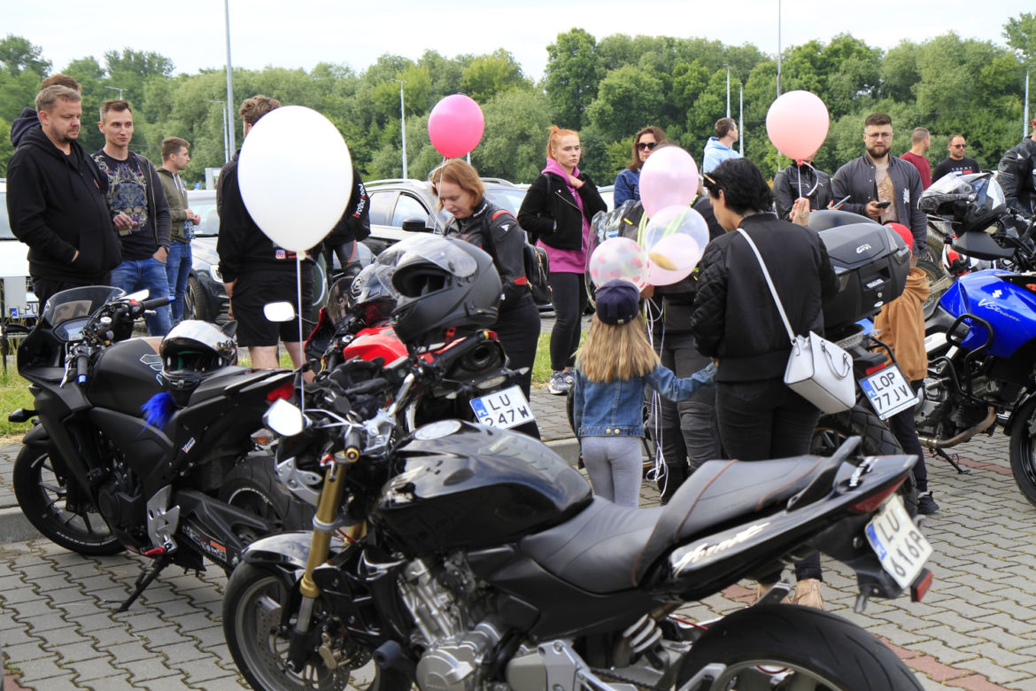 Przed Areną Lublin symbolicznie pożegnano dwójkę tragicznie zmarłych motocyklistów