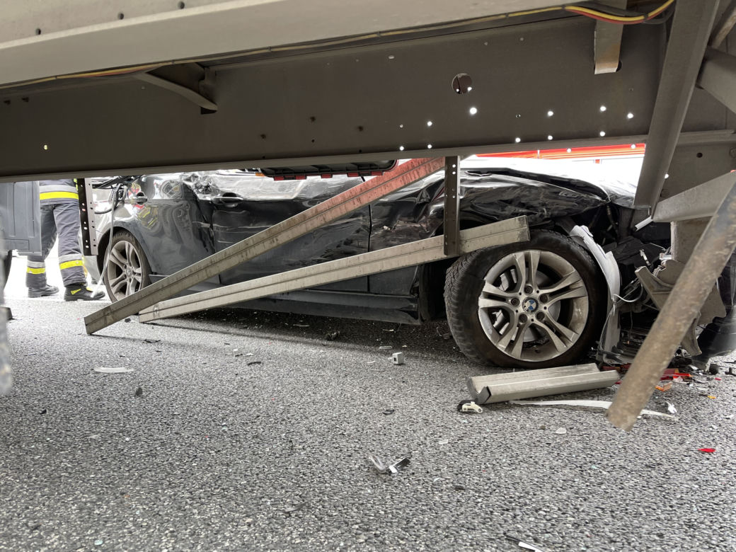 Poważny wypadek na S8. BMW rozpruło się o naczepę ciężarówki