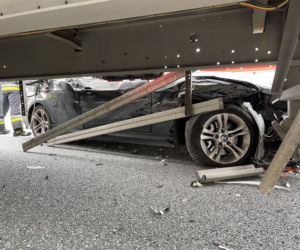Poważny wypadek na S8. BMW rozpruło się o naczepę ciężarówki