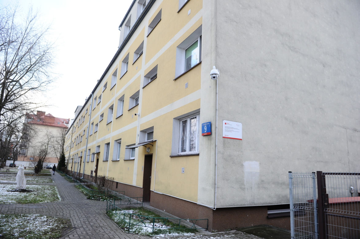 Grasują z odurzającymi maseczkami!? Mieszkańcy Pragi przerażeni. Spółdzielnia ostrzega przed zuchwałymi złodziejami