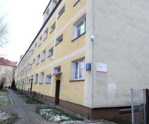 Grasują z odurzającymi maseczkami!? Mieszkańcy Pragi przerażeni. Spółdzielnia ostrzega przed zuchwałymi złodziejami