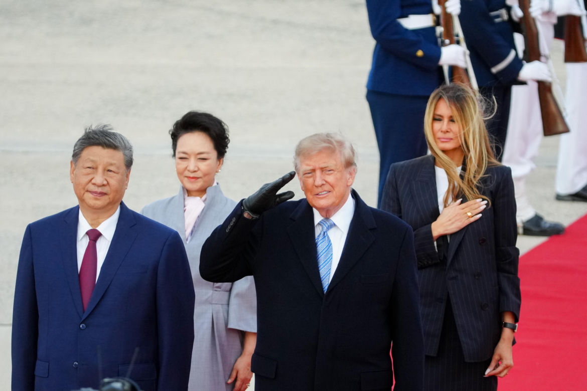 Przywódca Chin przyleciał do USA. Też przeszedł po czerwonym dywanie
