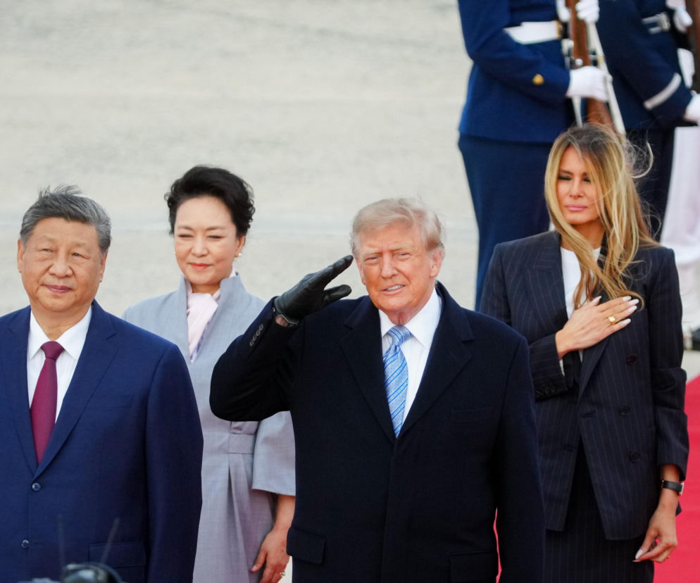 Xi Jinping z żoną oraz Donald Trump salutujący przy Melanii Trump na czerwonym dywanie. O wizycie przeczytasz w serwisie Eska.
