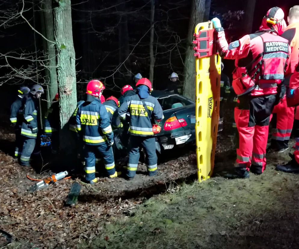 BMW rozbiło się na drzewie