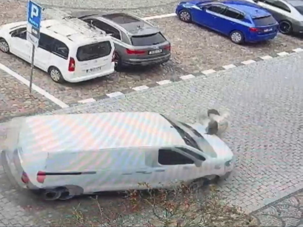 Namysłów. Ciężarna kobieta potrącona na przejściu dla pieszych. Wypadek zarejestrowała kamera [ZDJĘCIA]