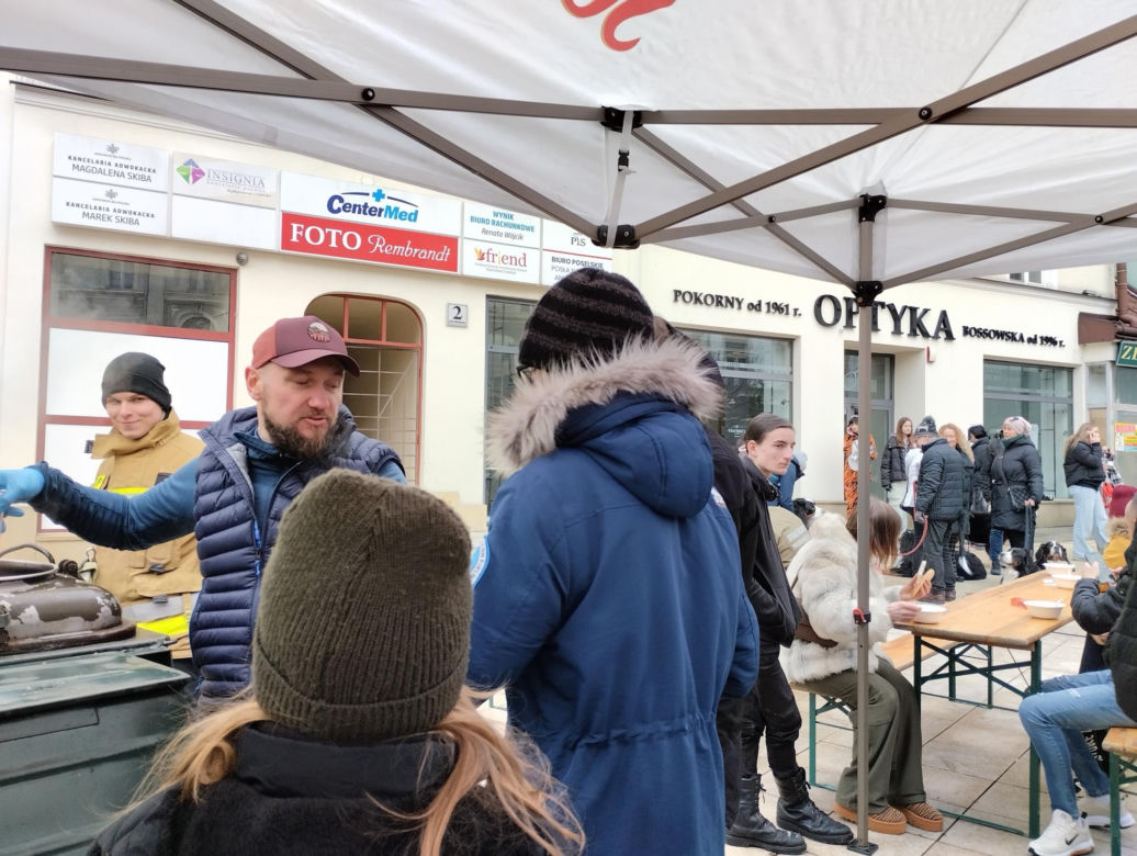 WOŚP 2024. Dziennikarze Radia ESKA rozgrzewają Tarnów pysznym żurkiem!
