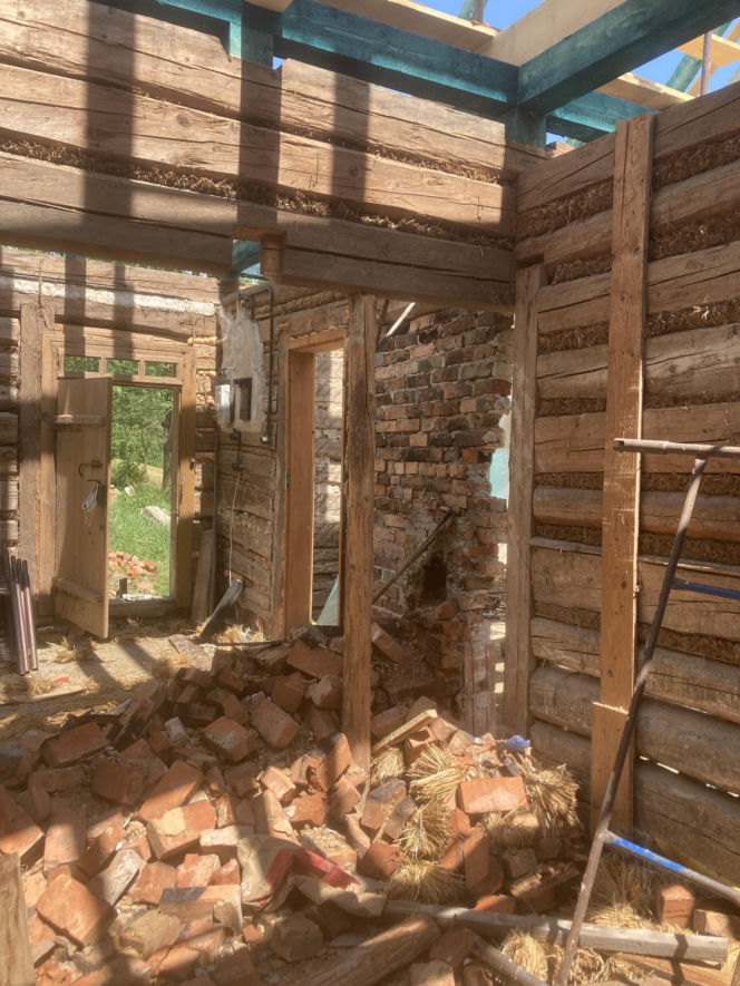 Remont drewnianej chaty w Tropiu (woj. małopolskie)