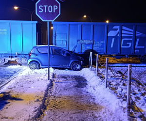 Zignorowała znak stop i wjechała pod pociąg! 40-latka cudem uniknęła śmierci