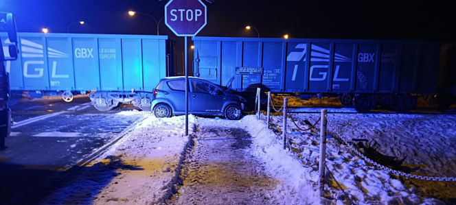 Zignorowała znak stop i wjechała pod pociąg! 40-latka cudem uniknęła śmierci