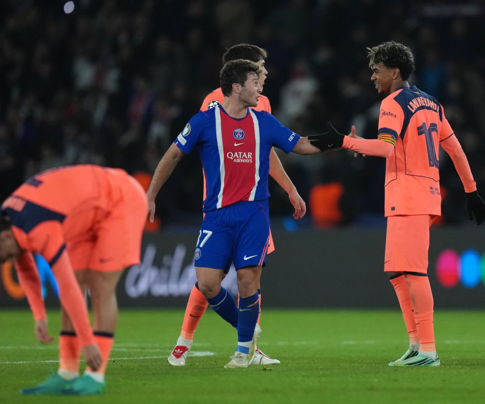 Piłkarze PSG i Barcelony na boisku. O wygranej Paryżan w hicie Ligi Mistrzów przeczytasz na SE Supersport.