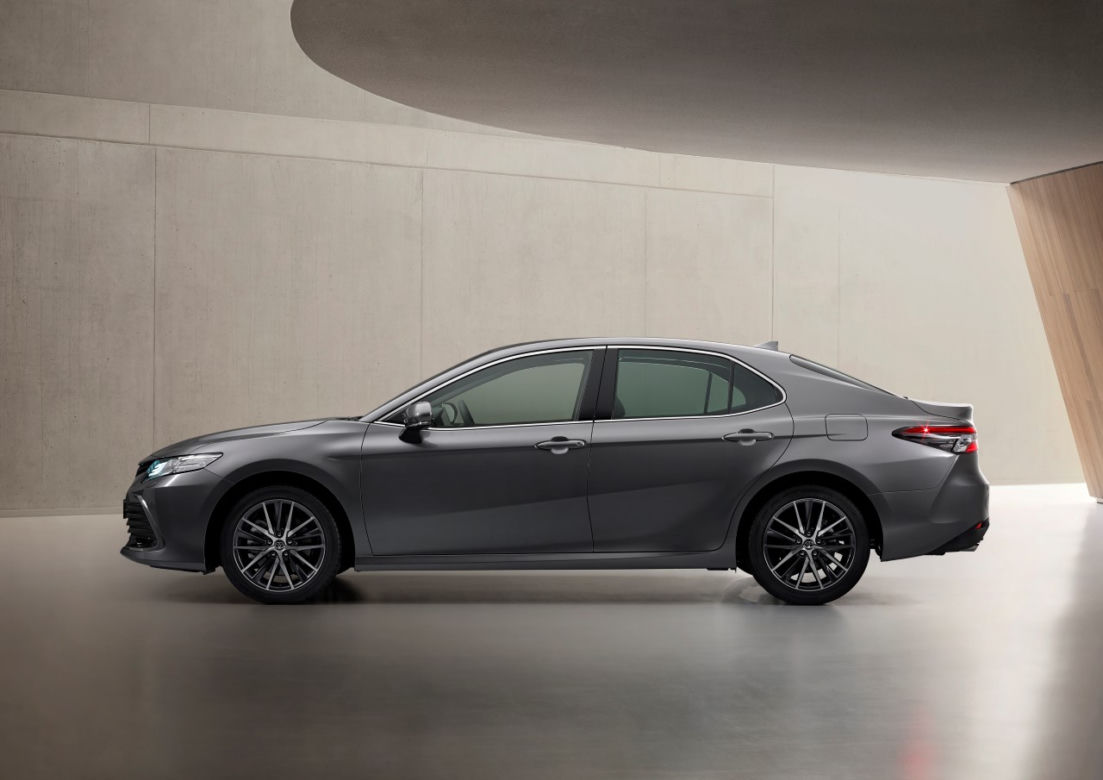 Toyota Camry Hybrid lifting 2021