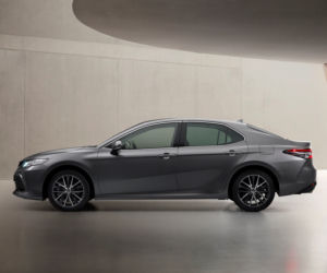 Toyota Camry Hybrid lifting 2021