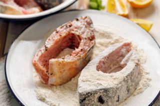 Ten panierowany karp z piekarnika smakuje jak smażony. Świąteczny hit bez patelni