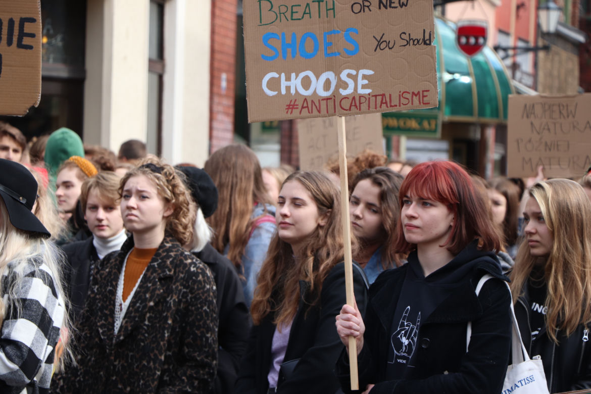 Młodzieżowy Strajk Klimatyczny w Toruniu. Protestowali przeciwko rządowi i korporacjom