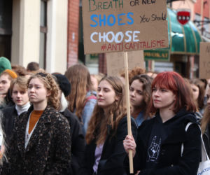 Młodzieżowy Strajk Klimatyczny w Toruniu. Protestowali przeciwko rządowi i korporacjom