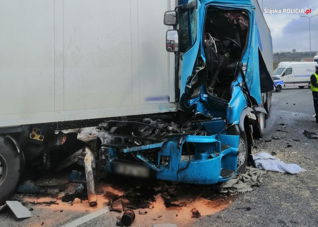 Śląskie: Ciężarówki niczym taran wjechały w samochody. Przerażający wypadek na autostradzie A4